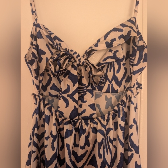 Elegant Blue and White Patterned Midi Dress - Picture 8 of 13